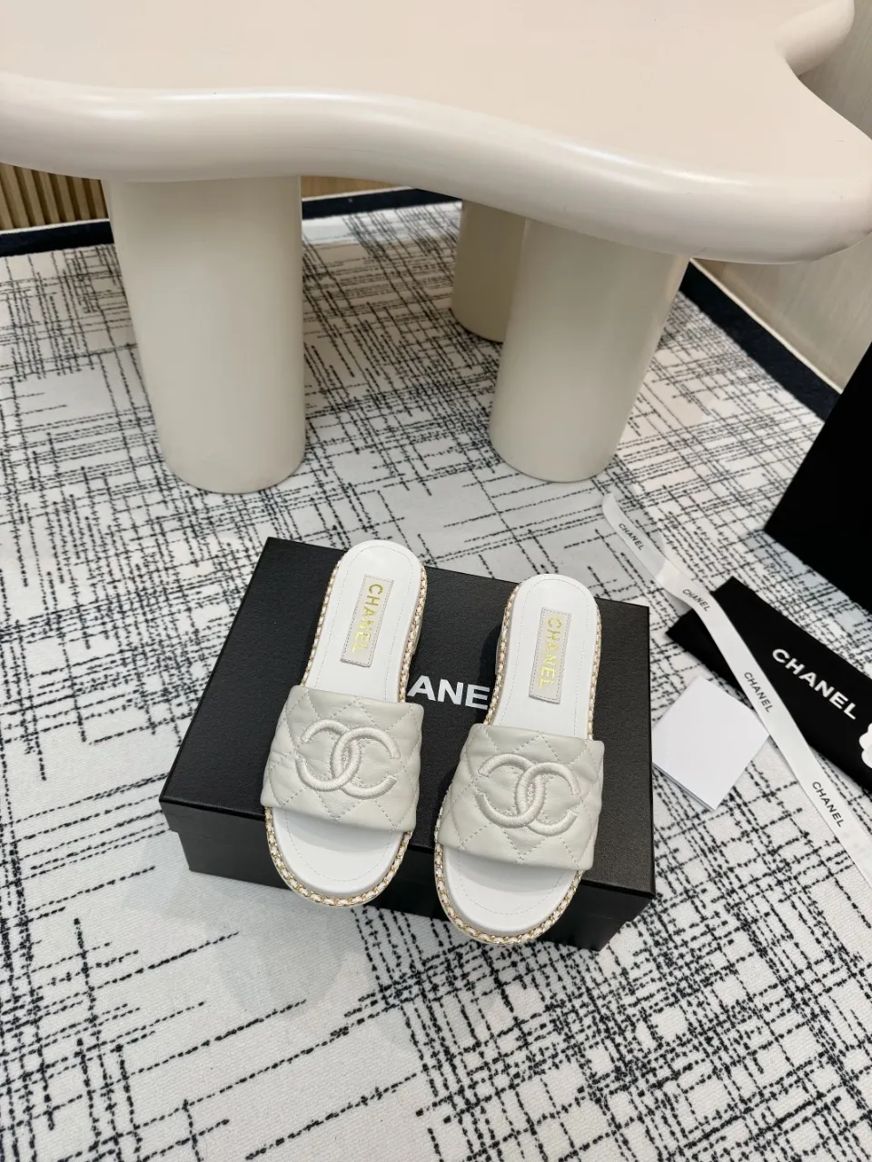 👟👟Ex-factory price 480👟👟 Top version Chanel Chanel - 2025 spring model, counter top double C sandals, this classic design; the extraordinary double C incorporates a variety of color elements... The diversified mix and match is very beautiful and versatile, very light on the foot, comfortable, super delicate and elegant, and can be used outdoors... ꫛꫀꪝ Go➫ Material: ❶Upper made of: Original imported sheepskin ❷Inner lining: Original sheepskin lining ❸Outsole based on: Original Italian genuine leather outsole Counter boutique packaging complete set for women 35–40 (customized for 41) 3 colors available (black, white, pink)